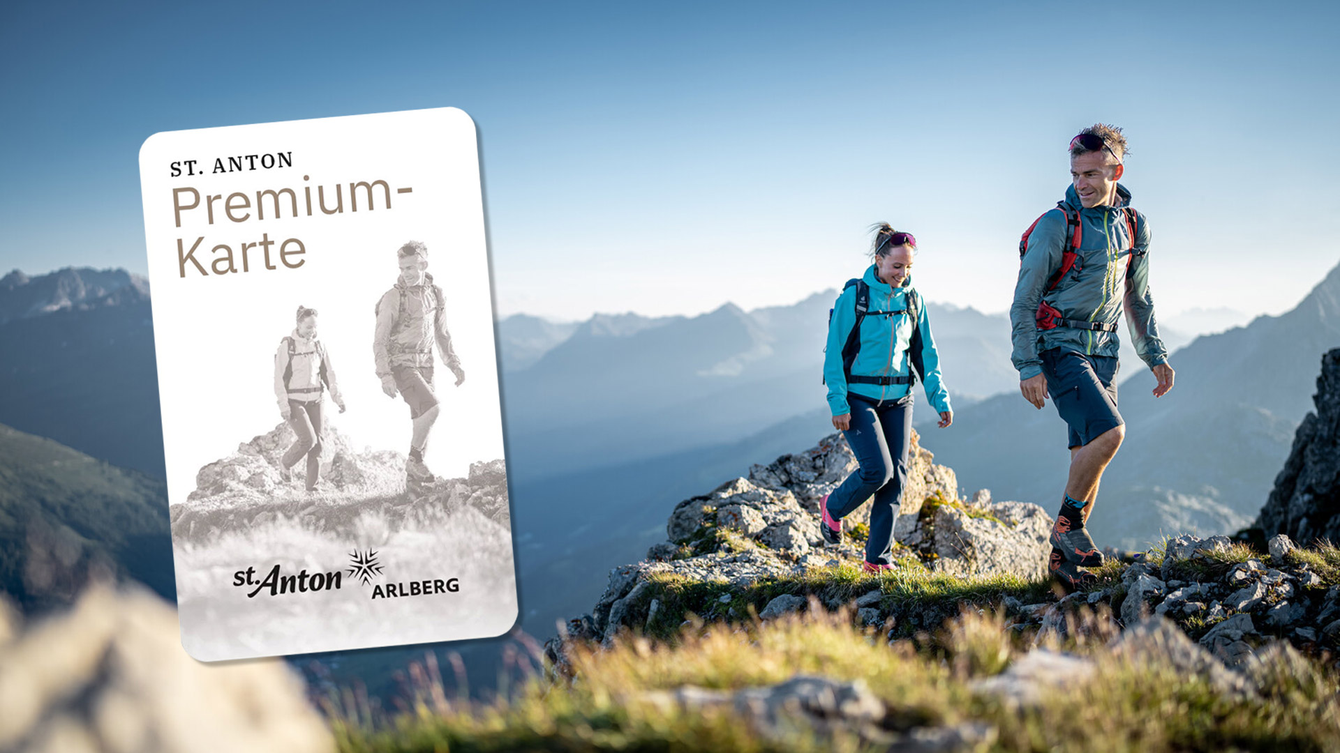 Zwei Wanderer auf felsigem Höhenweg mit Panoramablick, daneben Werbung für die „St. Anton Premium-Karte“.